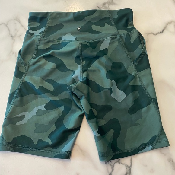 Girls Old Navy, active power, soft camel short - Picture 2 of 7